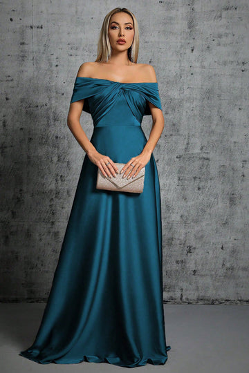 Vestido formal de satén azul pavo real con hombros descubiertos